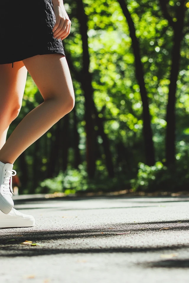 Classic White Sneakers: Versatile Footwear for Everyday Wear - photo 6