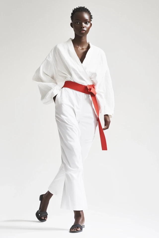 How to Wear All-White Outfits with Contrasting Accessories - photo 5