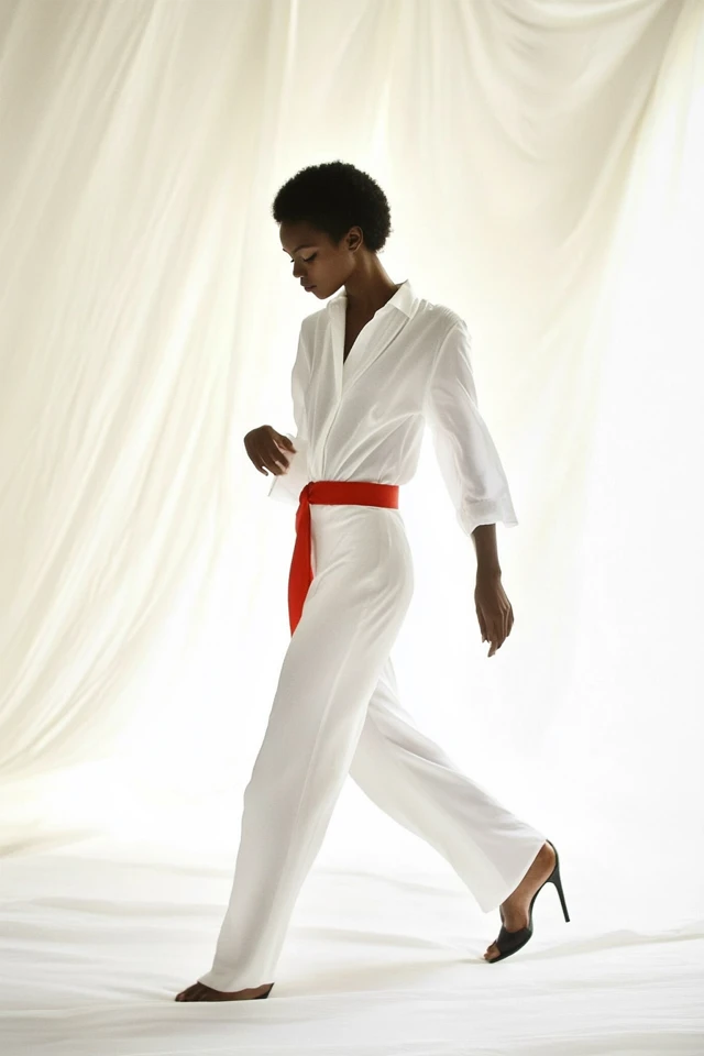 How to Wear All-White Outfits with Contrasting Accessories - photo 2