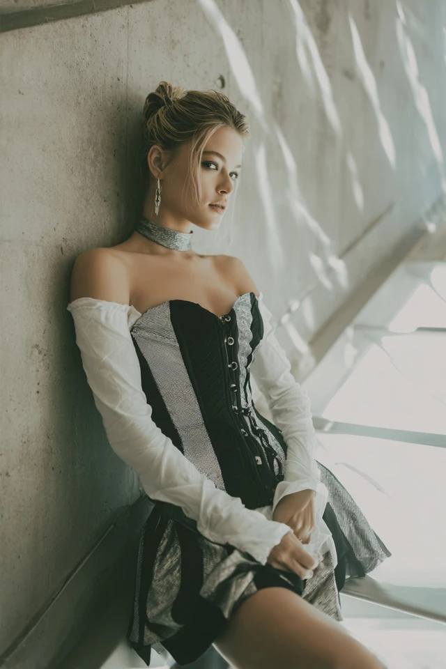 Bold Corset Top Chic - photo 2